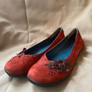 Hush Puppies Rust Flats with floral detail sz: 8